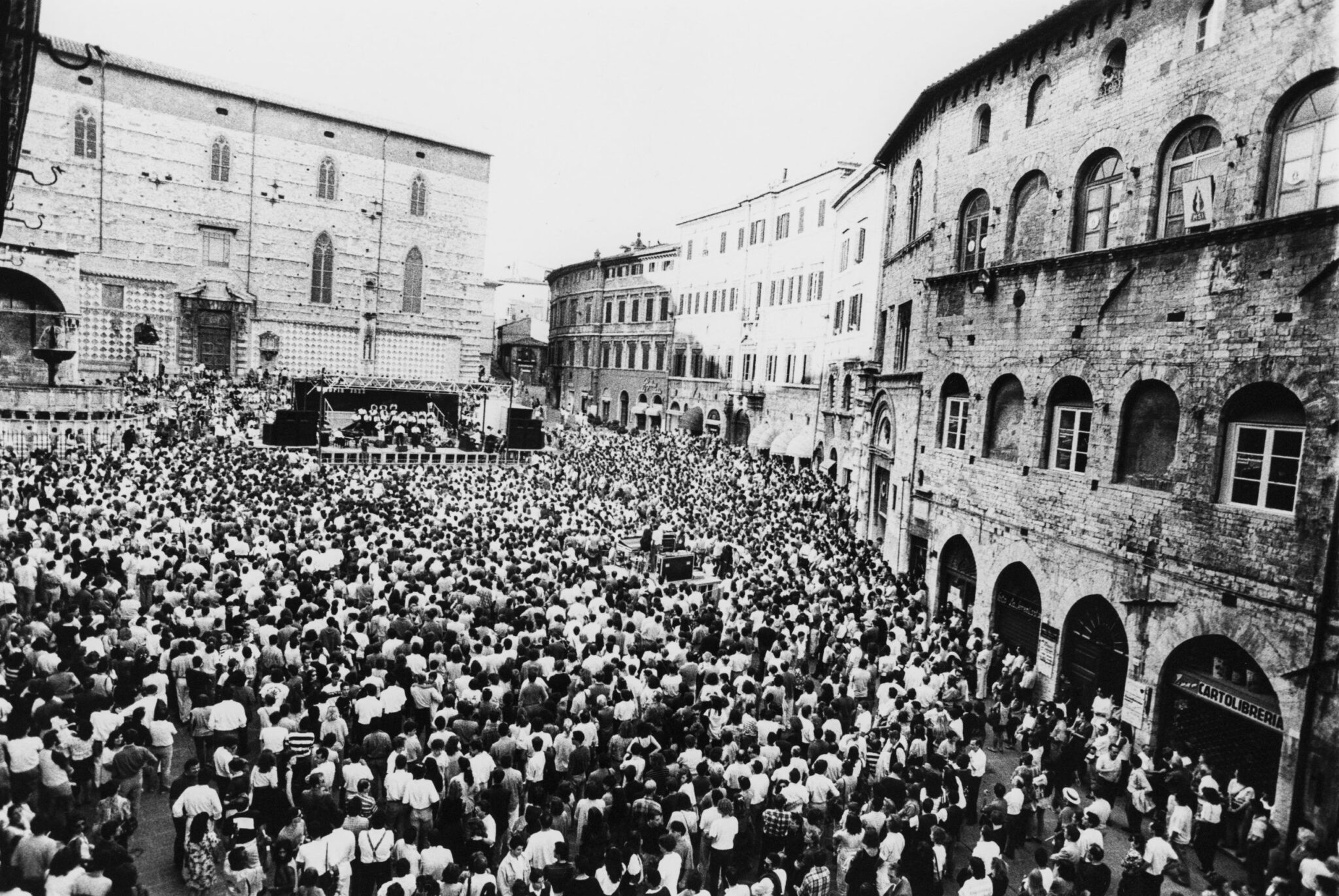 1983 - Mimmo Rossi - Perugia - Piazza IV Novembre